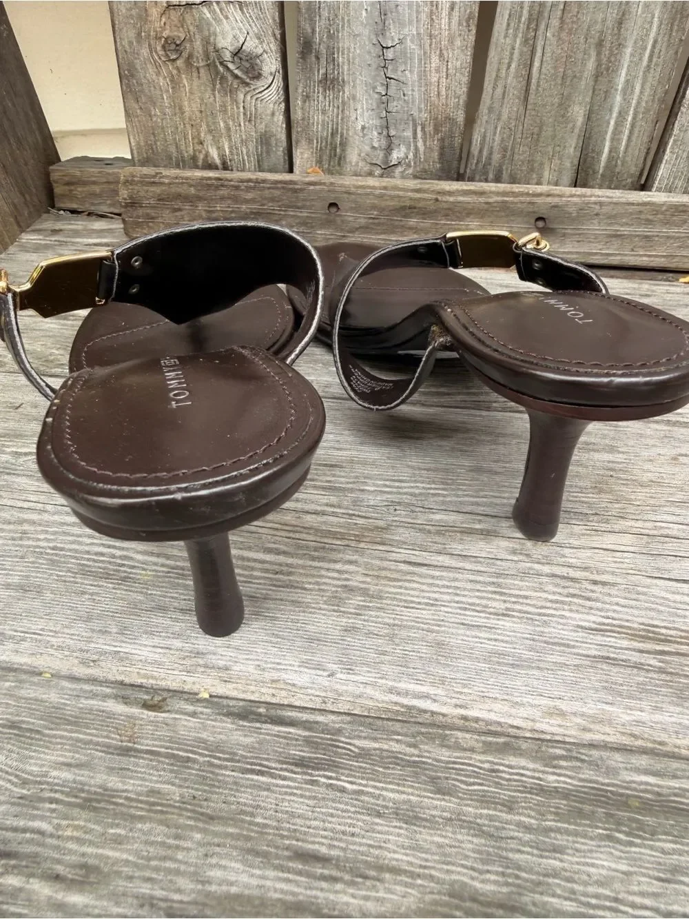 Tommy Hilfiger Dark Brown Leather Thong Kitten Heel Sandals Gold Buckle 7 1/2